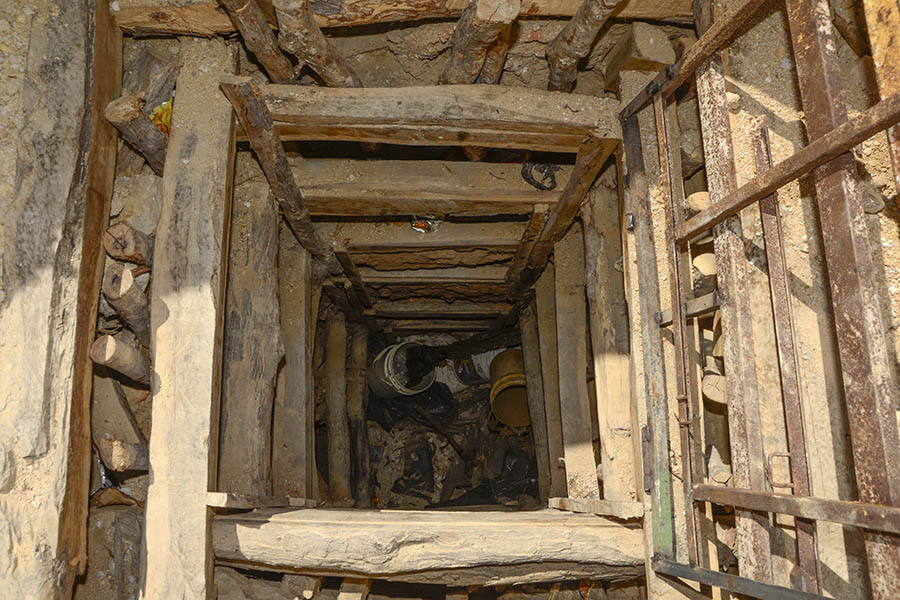 Boquete excavado por mineros artesanales para la extracción de oro. Foto: Vladimir Chicas