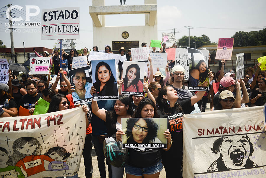 Mujeres salvadoreñas se concentraron en el redondel Constitución para exigir el cese a los feminicidios. En lo que va del año 142 mujeres fueron asesinadas. Muchos estos casos siguen en la impunidad.