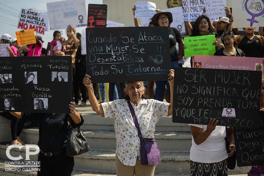 Mujeres salvadoreñas se concentraron en el redondel Constitución para exigir el cese a los feminicidios. En lo que va del año 142 mujeres fueron asesinadas. Muchos estos casos siguen en la impunidad.