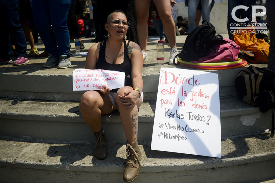 Mujeres salvadoreñas se concentraron en el redondel Constitución para exigir el cese a los feminicidios. En lo que va del año 142 mujeres fueron asesinadas. Muchos estos casos siguen en la impunidad.