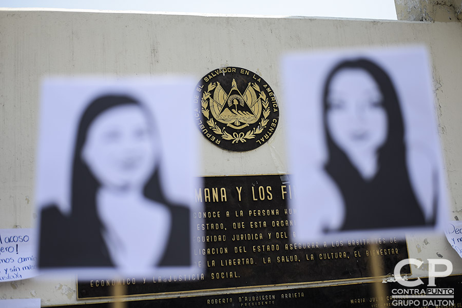 Mujeres salvadoreñas se concentraron en el redondel Constitución para exigir el cese a los feminicidios. En lo que va del año 142 mujeres fueron asesinadas. Muchos estos casos siguen en la impunidad.