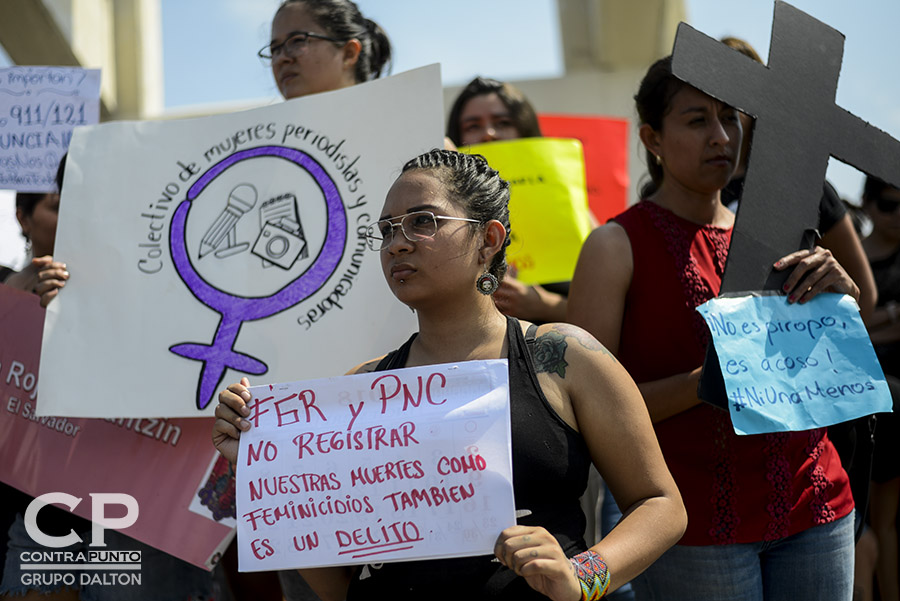 Mujeres salvadoreñas se concentraron en el redondel Constitución para exigir el cese a los feminicidios. En lo que va del año 142 mujeres fueron asesinadas. Muchos estos casos siguen en la impunidad.