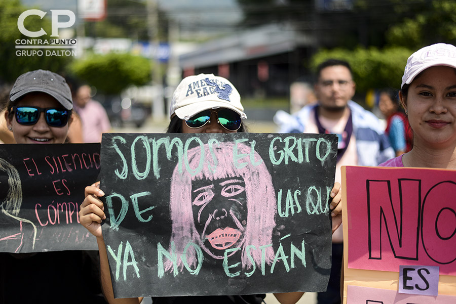 Mujeres salvadoreñas se concentraron en el redondel Constitución para exigir el cese a los feminicidios. En lo que va del año 142 mujeres fueron asesinadas. Muchos estos casos siguen en la impunidad.