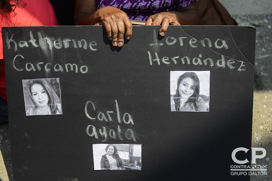 Mujeres salvadoreñas se concentraron en el redondel Constitución para exigir el cese a los feminicidios. En lo que va del año 142 mujeres fueron asesinadas. Muchos estos casos siguen en la impunidad.