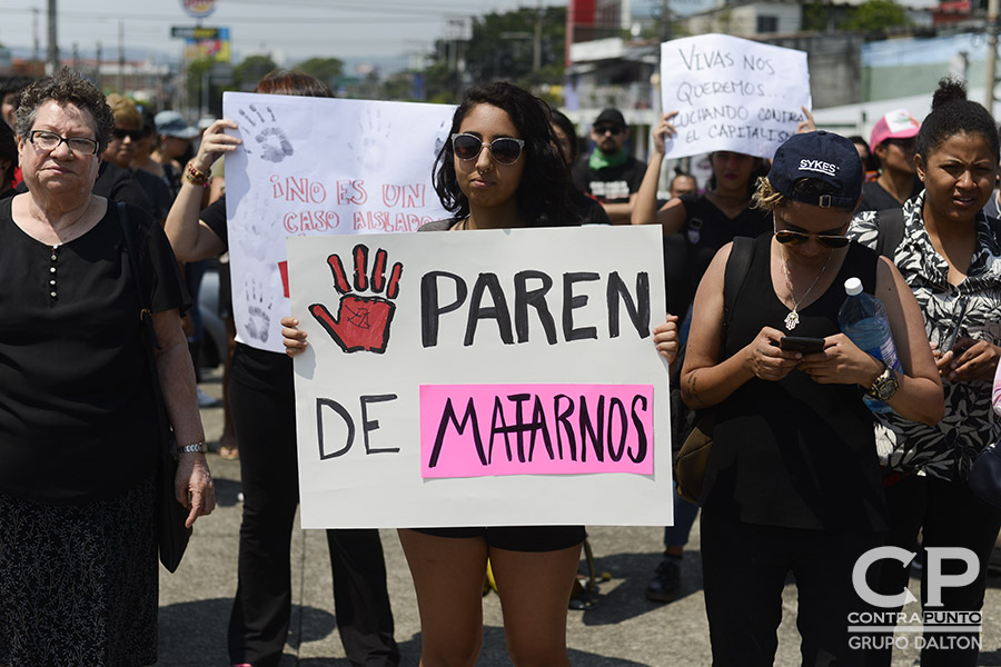 Mujeres salvadoreñas se concentraron en el redondel Constitución para exigir el cese a los feminicidios. En lo que va del año 142 mujeres fueron asesinadas. Muchos estos casos siguen en la impunidad.