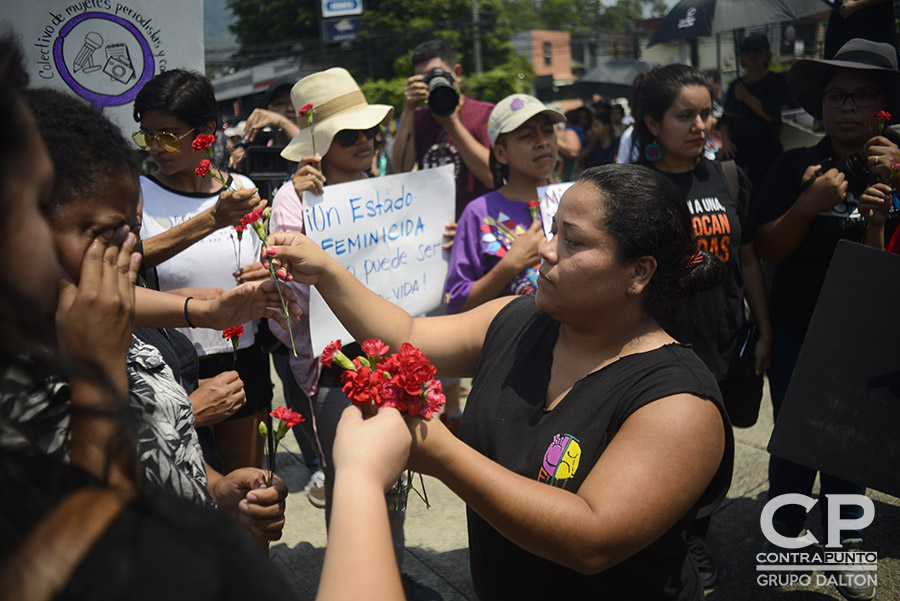 Mujeres salvadoreñas se concentraron en el redondel Constitución para exigir el cese a los feminicidios. En lo que va del año 142 mujeres fueron asesinadas. Muchos estos casos siguen en la impunidad.