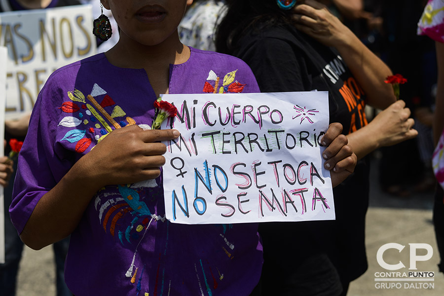 Mujeres salvadoreñas se concentraron en el redondel Constitución para exigir el cese a los feminicidios. En lo que va del año 142 mujeres fueron asesinadas. Muchos estos casos siguen en la impunidad.