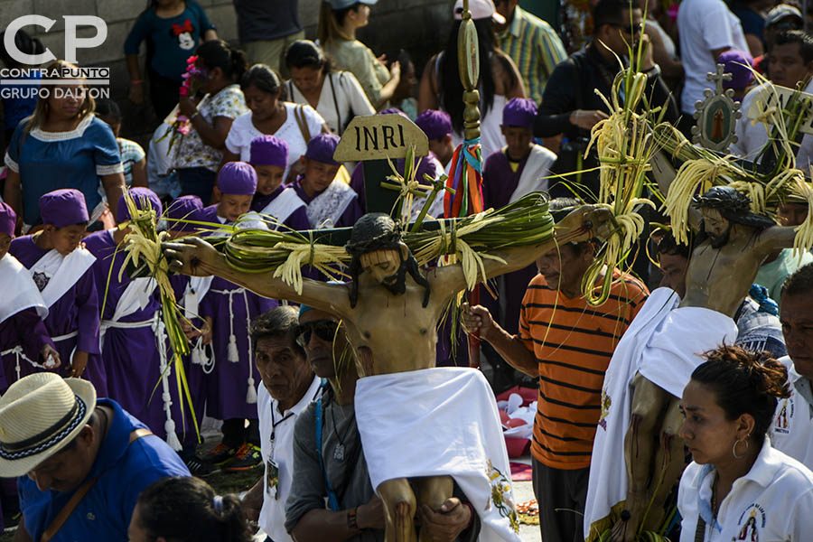 Cada Jueves Santo la comunidad indÃ­gena de Izalco sale a las calles del municipio con 12 cristos adornados con flores, encabezando la maratónica procesión de Jesús Nazareno de 16 horas, en una de las  más coloridas tradiciones de la Semana Mayor.