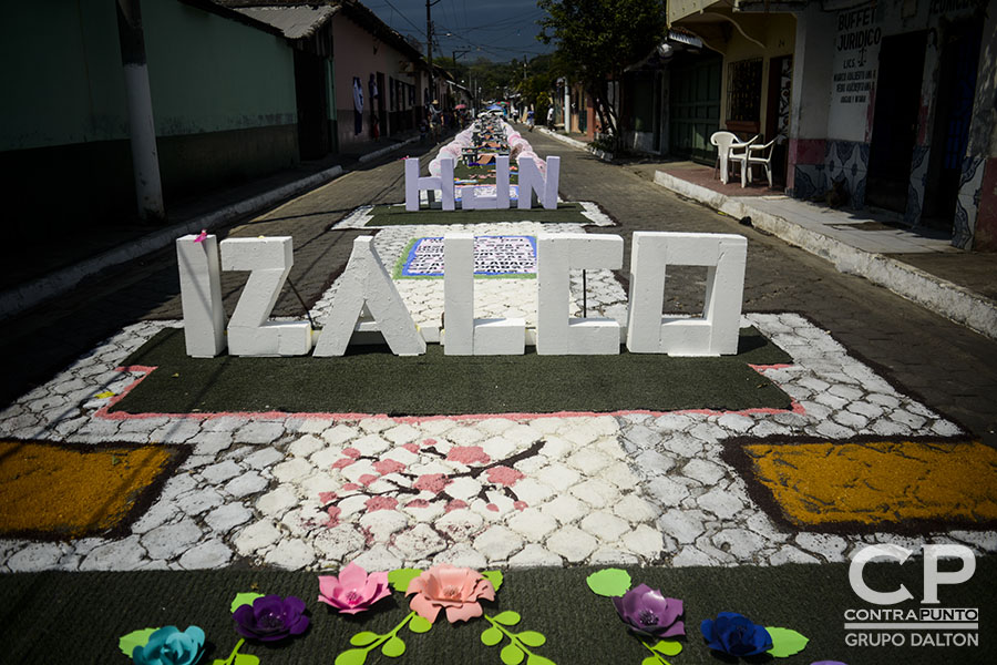 Cada Jueves Santo la comunidad indÃ­gena de Izalco sale a las calles del municipio con 12 cristos adornados con flores, encabezando la maratónica procesión de Jesús Nazareno de 16 horas, en una de las  más coloridas tradiciones de la Semana Mayor.