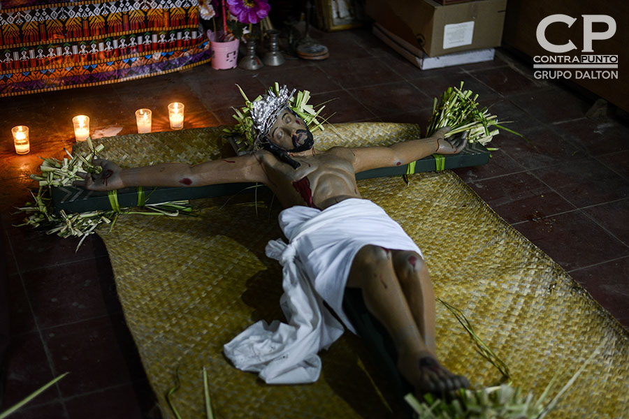 Los cristos son velados y adornados con palmas bendecidas en Domingo de Ramos. Cada Jueves Santo la comunidad indÃgena de Izalco sale a las calles del municipio con 12 cristos adornados con flores, encabezando la maratónica procesión de Jesús Nazareno de 16 horas, en una de las más coloridas tradiciones de la Semana Mayor.