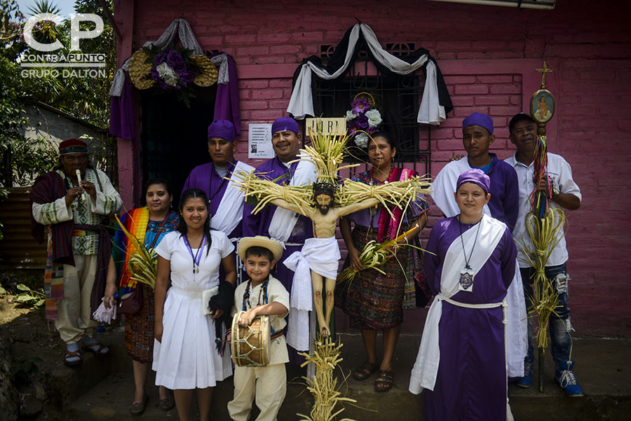 CofradÃ­a de los Santos Inocentes. Cada Jueves Santo la comunidad indÃ­gena de Izalco sale a las calles del municipio con 12 cristos adornados con flores, encabezando la maratónica procesión de Jesús Nazareno de 16 horas, en una de las  más coloridas tradiciones de la Semana Mayor.