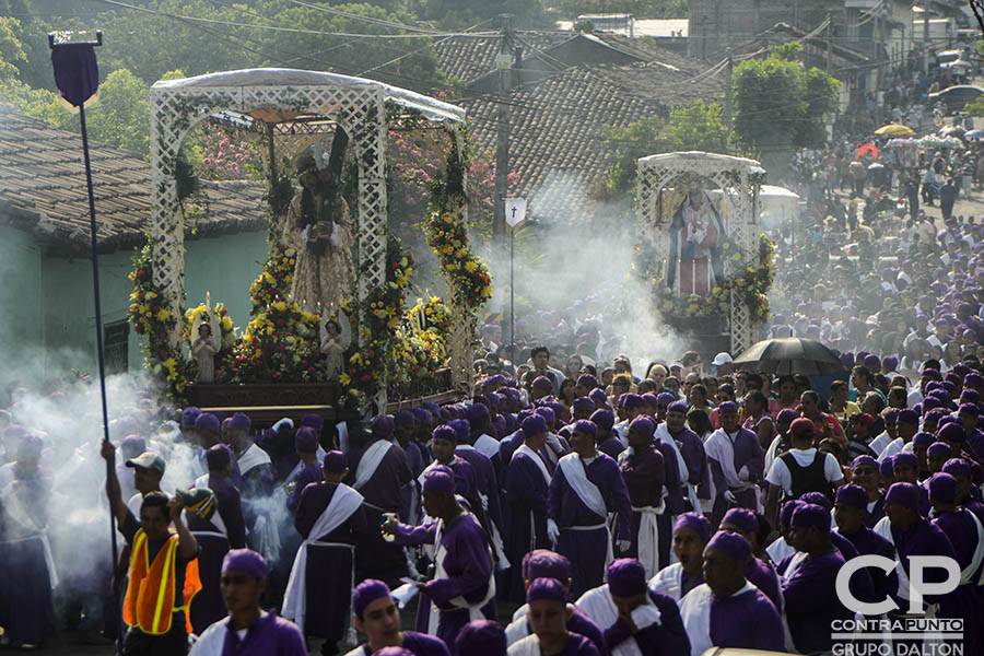 Cada Jueves Santo la comunidad indÃ­gena de Izalco sale a las calles del municipio con 12 cristos adornados con flores, encabezando la maratónica procesión de Jesús Nazareno de 16 horas, en una de las  más coloridas tradiciones de la Semana Mayor.