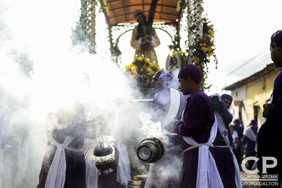 Cada Jueves Santo la comunidad indÃ­gena de Izalco sale a las calles del municipio con 12 cristos adornados con flores, encabezando la maratónica procesión de Jesús Nazareno de 16 horas, en una de las  más coloridas tradiciones de la Semana Mayor.