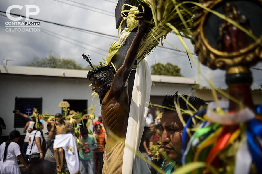 Cada Jueves Santo la comunidad indÃ­gena de Izalco sale a las calles del municipio con 12 cristos adornados con flores, encabezando la maratónica procesión de Jesús Nazareno de 16 horas, en una de las  más coloridas tradiciones de la Semana Mayor.