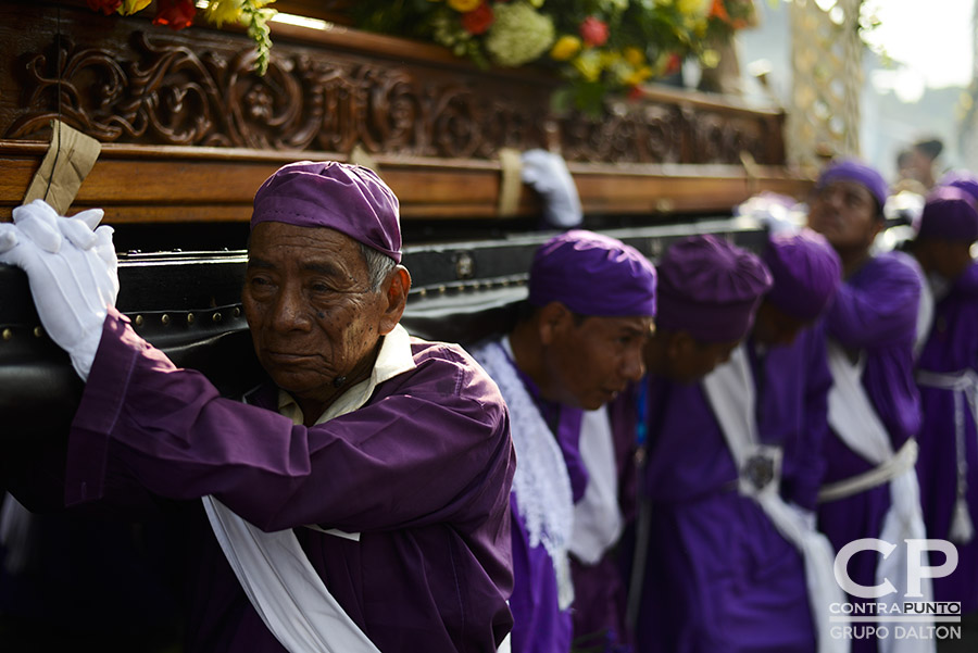 Cada Jueves Santo la comunidad indÃ­gena de Izalco sale a las calles del municipio con 12 cristos adornados con flores, encabezando la maratónica procesión de Jesús Nazareno de 16 horas, en una de las  más coloridas tradiciones de la Semana Mayor.