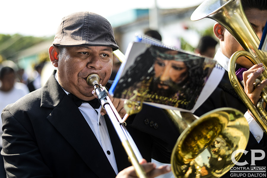 Cada Jueves Santo la comunidad indÃ­gena de Izalco sale a las calles del municipio con 12 cristos adornados con flores, encabezando la maratónica procesión de Jesús Nazareno de 16 horas, en una de las  más coloridas tradiciones de la Semana Mayor.