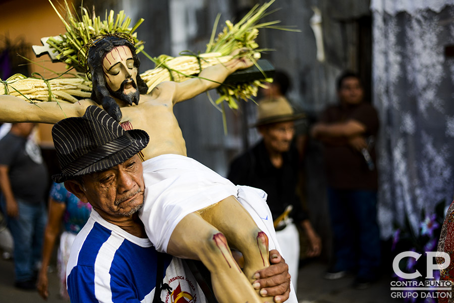 Cada Jueves Santo la comunidad indÃ­gena de Izalco sale a las calles del municipio con 12 cristos adornados con flores, encabezando la maratónica procesión de Jesús Nazareno de 16 horas, en una de las  más coloridas tradiciones de la Semana Mayor.