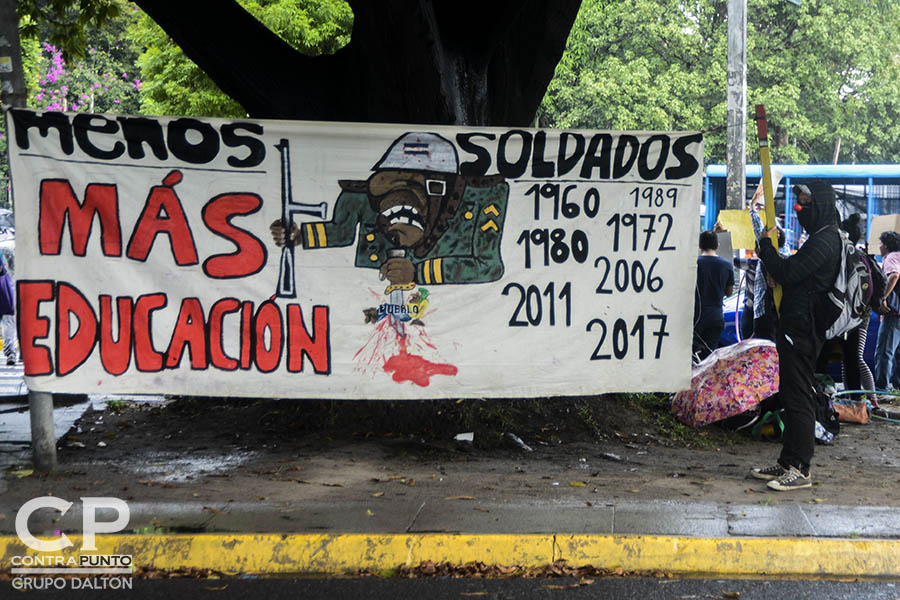 Estudiantes universitarios, artistas urbanos y miembros de la sociedad civil protestaron a las afueras de la Universidad de El Salvador contra el uso de militares para realizar labores de seguridad en San Salvador.