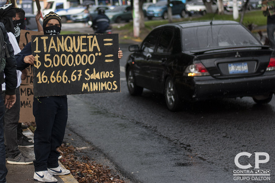 Estudiantes universitarios, artistas urbanos y miembros de la sociedad civil protestaron a las afueras de la Universidad de El Salvador contra el uso de militares para realizar labores de seguridad en San Salvador.