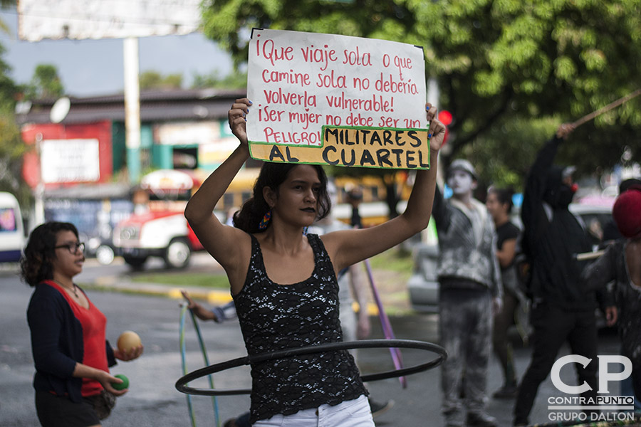 Estudiantes universitarios, artistas urbanos y miembros de la sociedad civil protestaron a las afueras de la Universidad de El Salvador contra el uso de militares para realizar labores de seguridad en San Salvador.