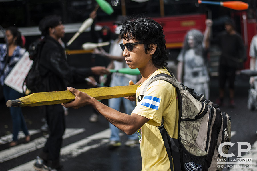 Estudiantes universitarios, artistas urbanos y miembros de la sociedad civil protestaron a las afueras de la Universidad de El Salvador contra el uso de militares para realizar labores de seguridad en San Salvador.