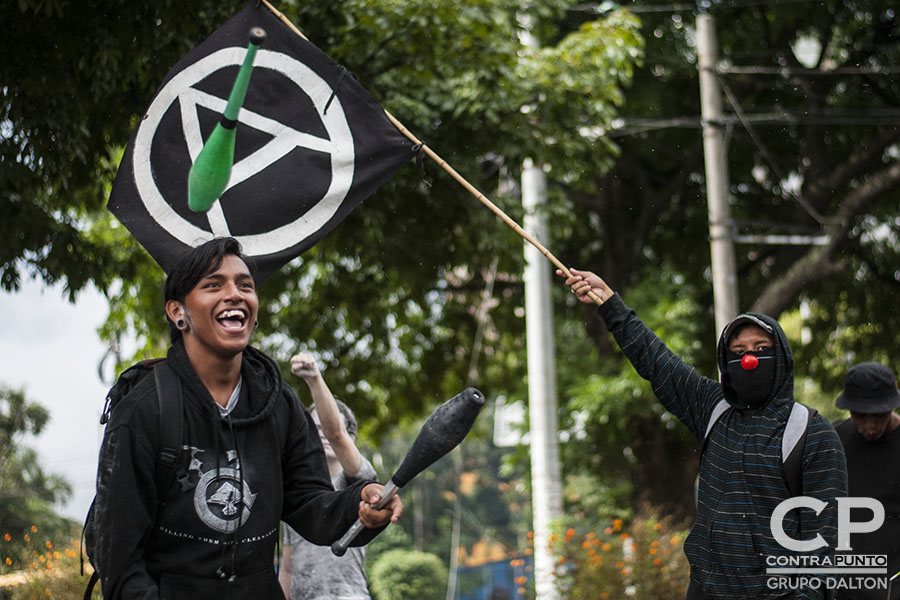 Estudiantes universitarios, artistas urbanos y miembros de la sociedad civil protestaron a las afueras de la Universidad de El Salvador contra el uso de militares para realizar labores de seguridad en San Salvador.