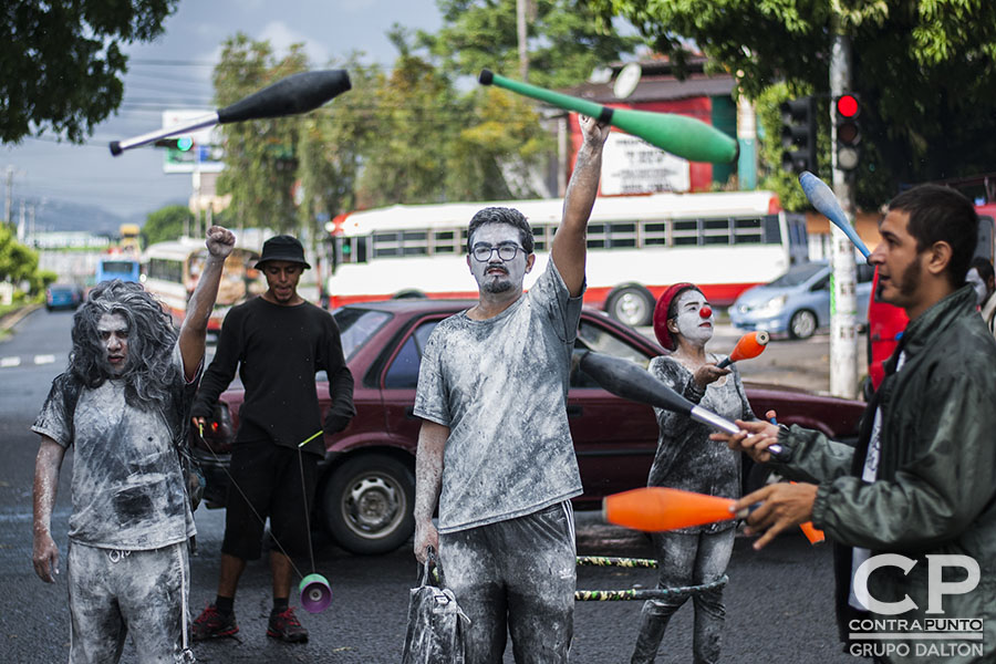 Estudiantes universitarios, artistas urbanos y miembros de la sociedad civil protestaron a las afueras de la Universidad de El Salvador contra el uso de militares para realizar labores de seguridad en San Salvador.