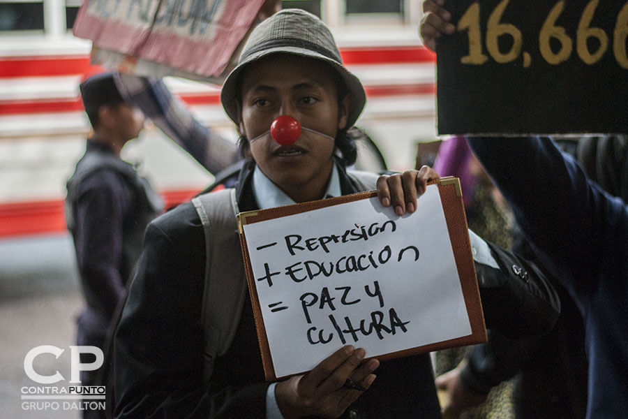 Estudiantes universitarios, artistas urbanos y miembros de la sociedad civil protestaron a las afueras de la Universidad de El Salvador contra el uso de militares para realizar labores de seguridad en San Salvador.