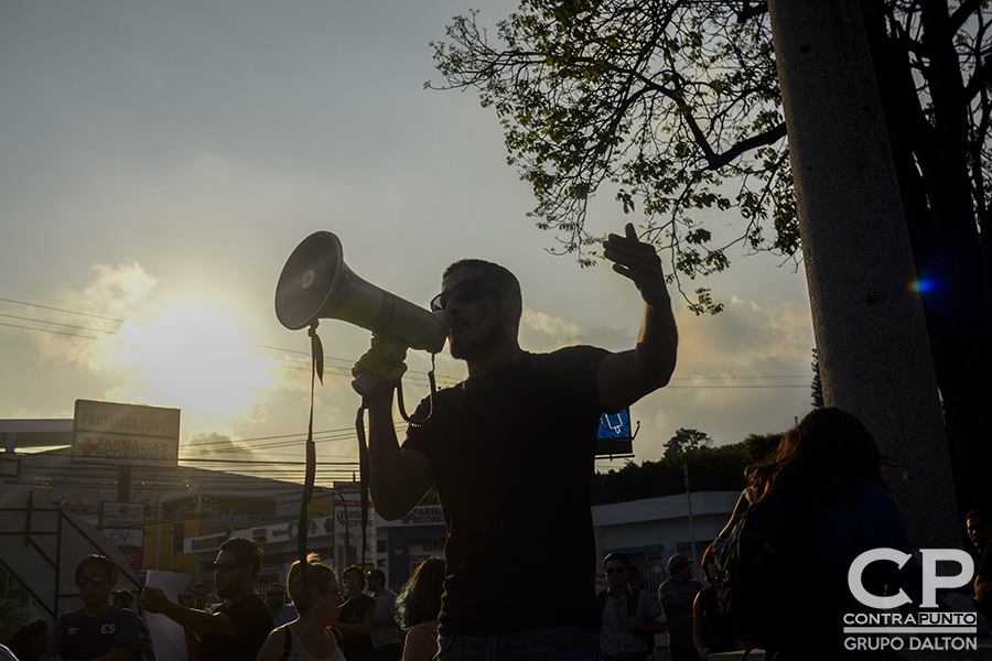 El error en el conteo de votos de diputados en el escrutinio preliminar enfadó a un grupo de ciudadanos que protestaron en las afueras del Centro Internacional de Ferias y Convenciones (CIFCO), denunciando un supuesto fraude electoral.