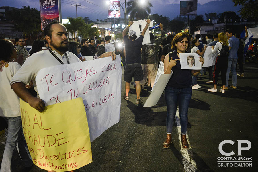 El error en el conteo de votos de diputados en el escrutinio preliminar enfadó a un grupo de ciudadanos que protestaron en las afueras del Centro Internacional de Ferias y Convenciones (CIFCO), denunciando un supuesto fraude electoral.