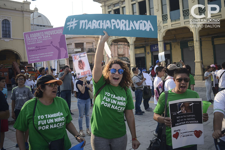 En el marco de una posible aprobación de despenalizar el aborto en cuatro causales, el pasado fin de semana cientos de personas, feligreses evangélicos y católicos, marcharon en contra del aborto.