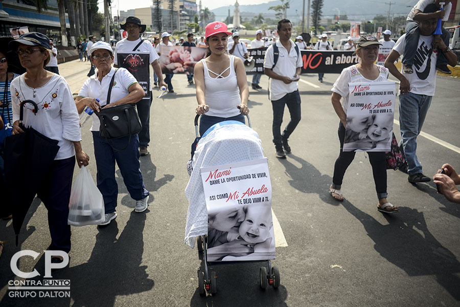 En el marco de una posible aprobación de despenalizar el aborto en cuatro causales, el pasado fin de semana cientos de personas, feligreses evangélicos y católicos, marcharon en contra del aborto.