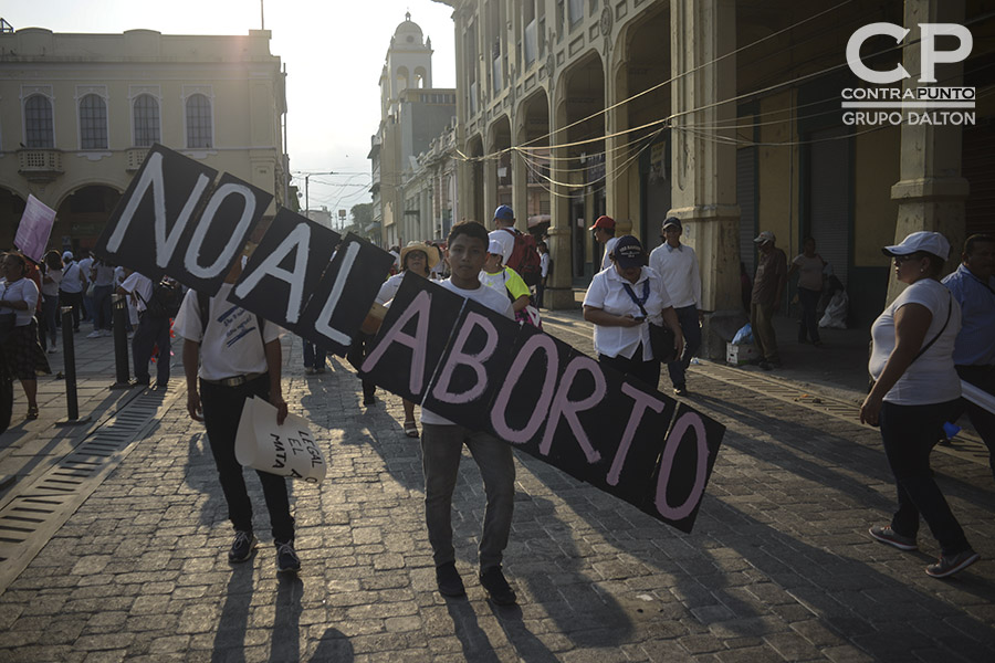 En el marco de una posible aprobación de despenalizar el aborto en cuatro causales, el pasado fin de semana cientos de personas, feligreses evangélicos y católicos, marcharon en contra del aborto.