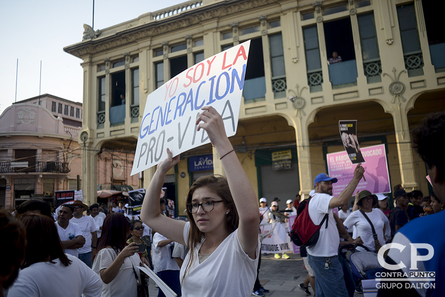 En el marco de una posible aprobación de despenalizar el aborto en cuatro causales, el pasado fin de semana cientos de personas, feligreses evangélicos y católicos, marcharon en contra del aborto.