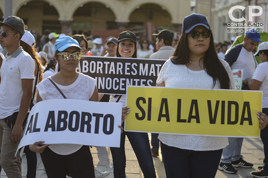 En el marco de una posible aprobación de despenalizar el aborto en cuatro causales, el pasado fin de semana cientos de personas, feligreses evangélicos y católicos, marcharon en contra del aborto.