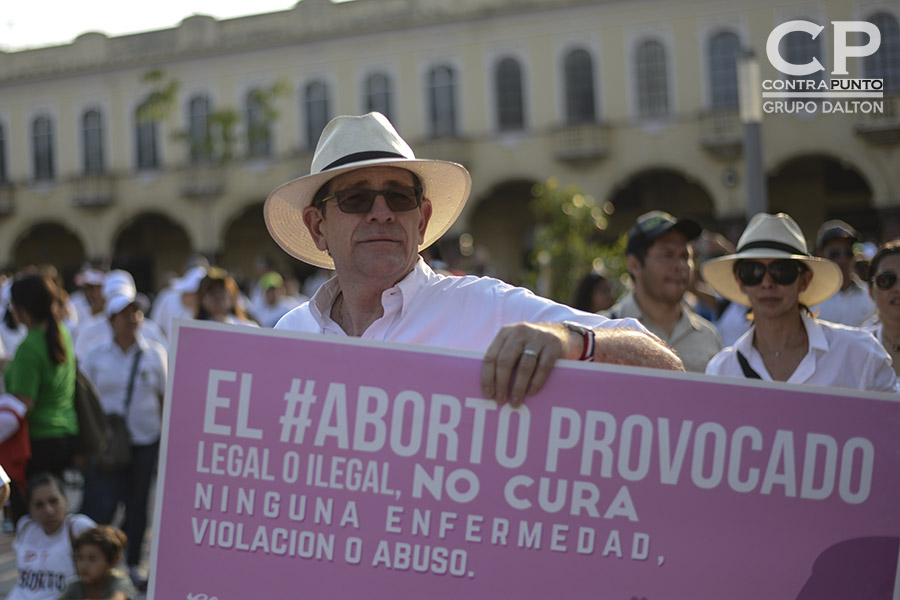 El expresidente de ARENA, Jorge Velado, participó en la marcha contra el aborto. En el marco de una posible aprobación de despenalizar el aborto en cuatro causales, el pasado fin de semana cientos de personas, feligreses evangélicos y católicos, marcharon en contra del aborto.