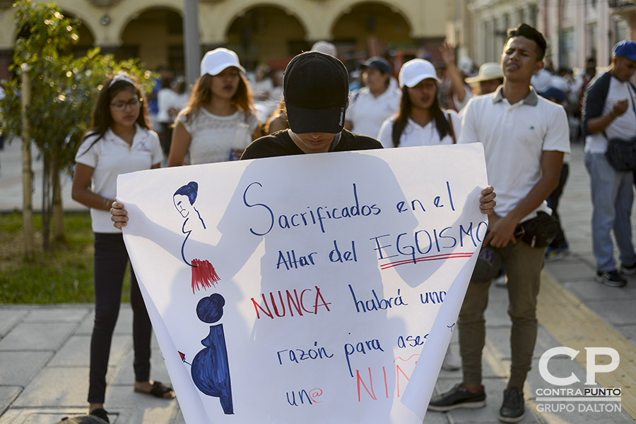 En el marco de una posible aprobación de despenalizar el aborto en cuatro causales, el pasado fin de semana cientos de personas, feligreses evangélicos y católicos, marcharon en contra del aborto.