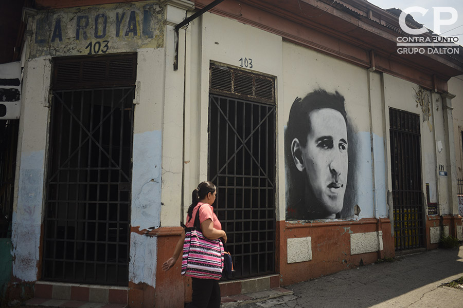 Roque Antonio Dalton GarcÃ­a nació el 14 de mayo de 1935 en San Salvador. Su infancia la pasó  en la casa materna ubicada en la calle 5 de Noviembre. En el lugar funcionaba  una tienda de nombre Â«La RoyalÂ».