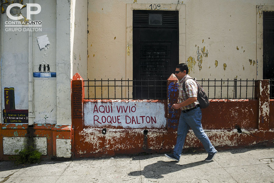 Roque Antonio Dalton GarcÃ­a nació el 14 de mayo de 1935 en San Salvador. Su infancia la pasó  en la casa materna ubicada en la calle 5 de Noviembre. En el lugar funcionaba  una tienda de nombre Â«La RoyalÂ».