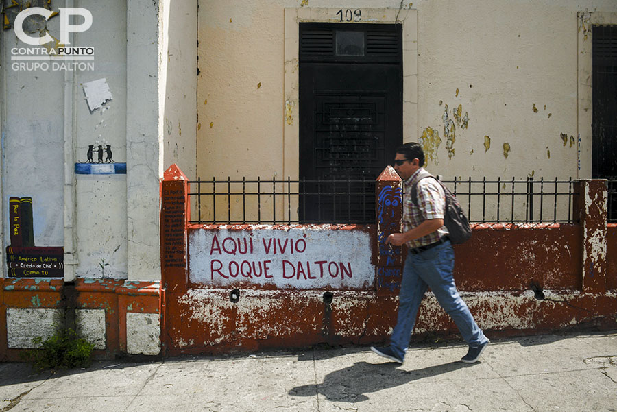 Roque Antonio Dalton GarcÃa nació el 14 de mayo de 1935 en San Salvador. Su infancia la pasó en la casa materna ubicada en la calle 5 de Noviembre. En el lugar funcionaba una tienda de nombre «La Royal».