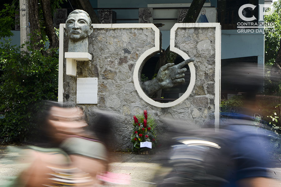 Busto en honor al poeta Roque Dalton ubicado  en la Escuela de Artes de la Universidad de El Salvador.