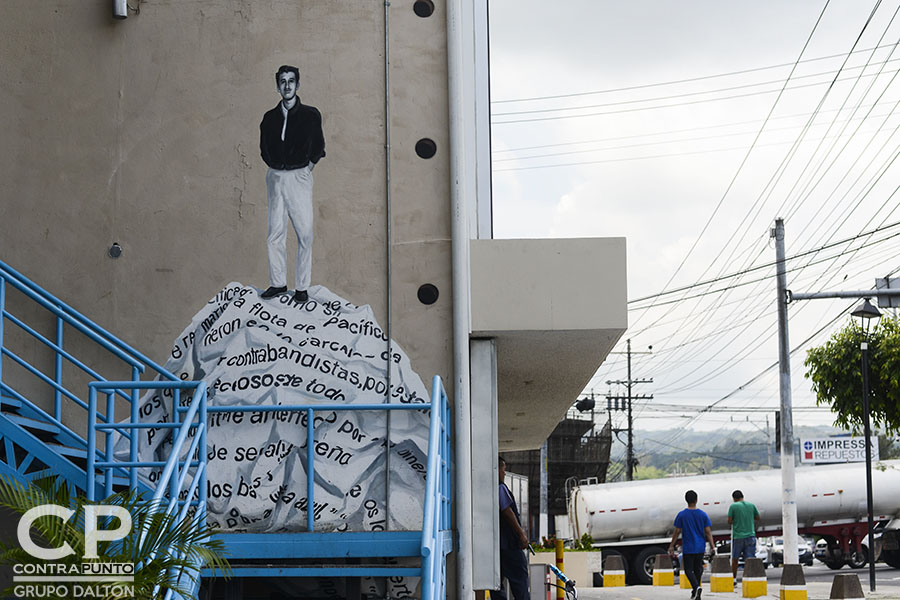 Mural de Roque Dalton ubicado  en el Mercado Cuscaltán, en la 25 avenida Sur, en San Salvador.