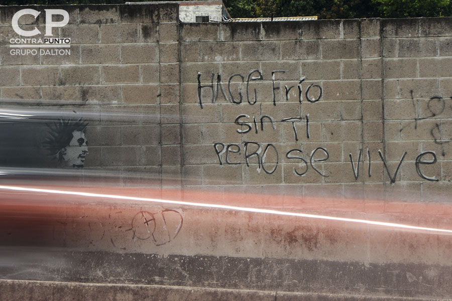 «Hace frÃo sin ti pero se vive», fragmento del poema Y Sin Embargo, Amor pintado en el bulevar Monseñor Romero en Santa Tecla.