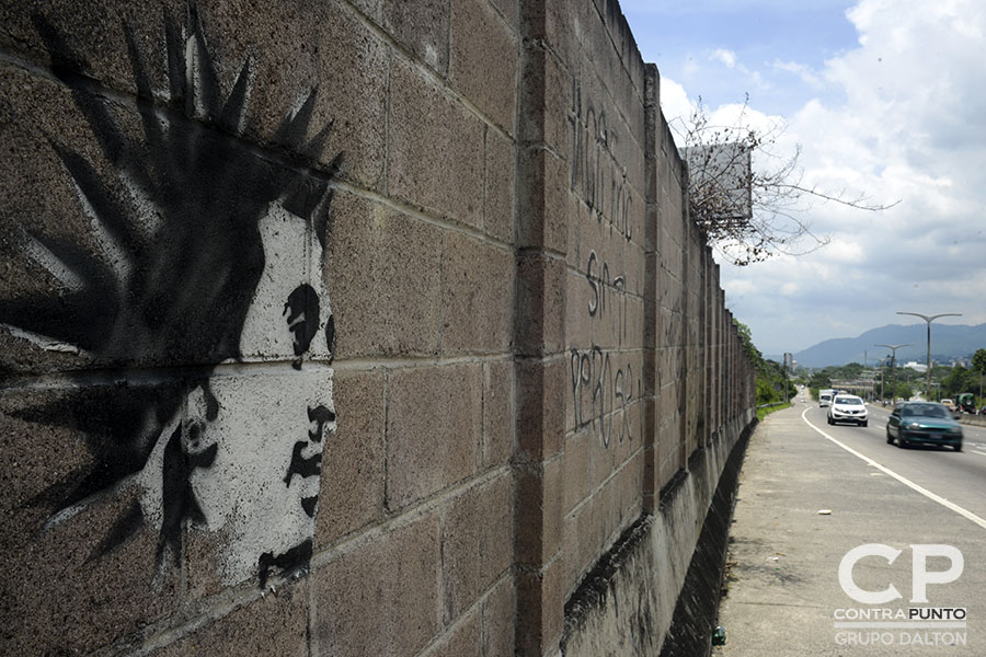 Grafiti de Roque Punk ubicado sobre el bulevar Monseñor Romero en Santa Tecla.