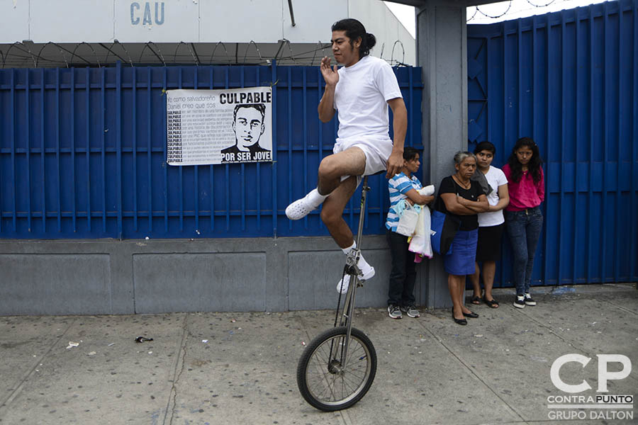 El colectivo Los Siempre Sospechosos de Todo realizaron un performance en las afueras del centro judicial Isidro Menéndez en apoyo a Daniel Alemán.