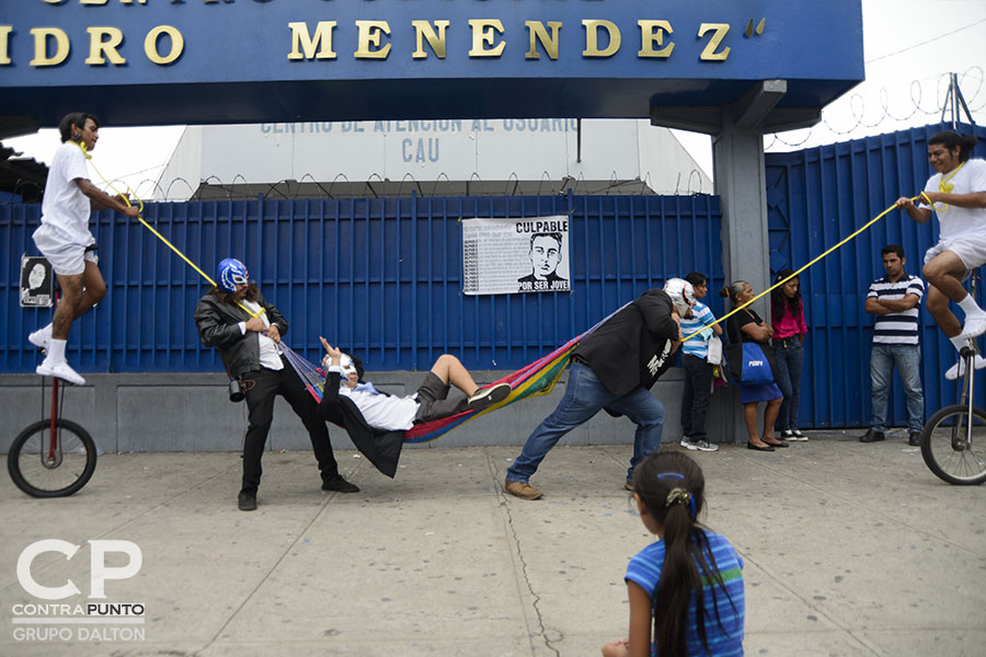 El colectivo Los Siempre Sospechosos de Todo realizaron un performance en las afueras del centro judicial Isidro Menéndez en apoyo a Daniel Alemán.