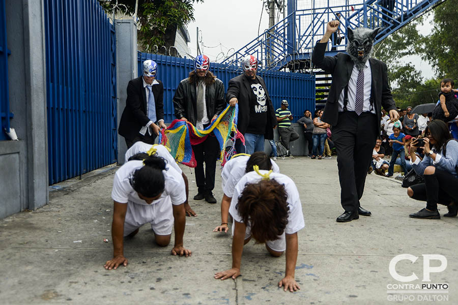 El colectivo Los Siempre Sospechosos de Todo realizaron un performance en las afueras del centro judicial Isidro Menéndez en apoyo a Daniel Alemán.