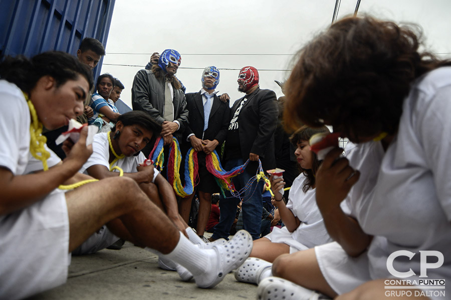 El colectivo Los Siempre Sospechosos de Todo realizaron un performance en las afueras del centro judicial Isidro Menéndez en apoyo a Daniel Alemán.