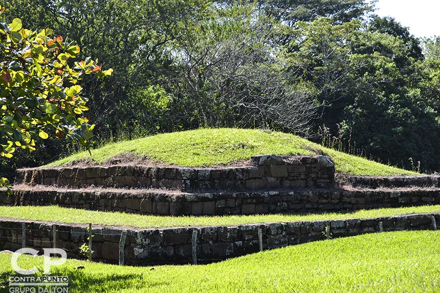 San Andrés es un sitio maya prehispánico de El Salvador, cuya larga ocupación se inició alrededor del año 900 AdeC, como un pueblo agrÃcola en el valle de Zapotitán del departamento de La Libertad, al noroeste de San Salvador.