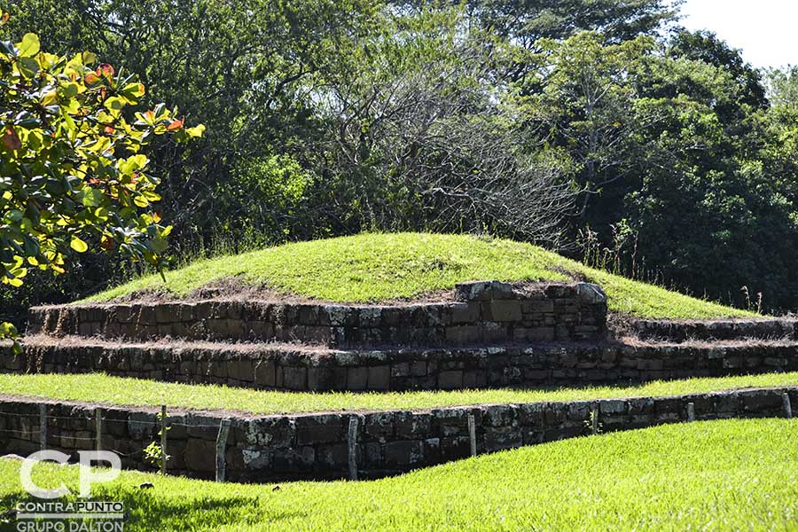 San Andrés es un sitio maya prehispánico de El Salvador, cuya larga ocupación se inició alrededor del año 900 AdeC, como un pueblo agrÃ­cola en el valle de Zapotitán del departamento de La Libertad, al noroeste de San Salvador.